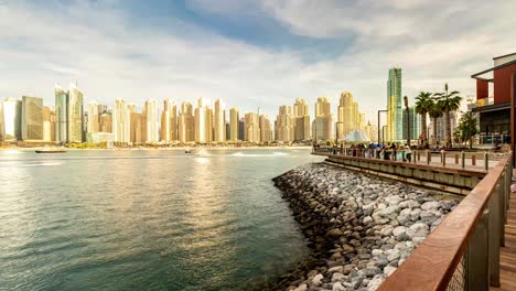 Dies-Ist-Ein-4K-Zeitraffervideo-Der-Skyline-Von-JBR-Und-Dubai-Marina,-Aufgenommen-Von-Der-Bluewaters-Insel