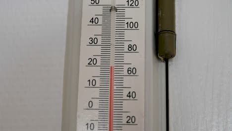 An-Der-Wand-Hing-Ein-Thermometer