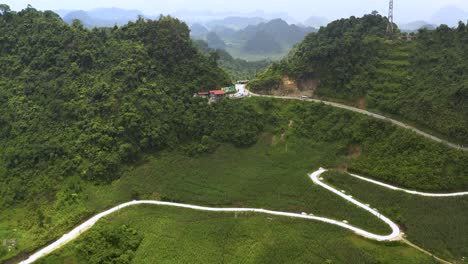 4K-Drohnenaufnahmen-Einer-Kurvenreichen-Straße-Durch-Den-Geopark-Dong-Karst-Plateau-In-Vietnam