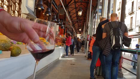 Genießen-Sie-Köstlichen-Wein-Auf-Dem-San-Miguel-Markt,-Hauptplatz,-Madrid