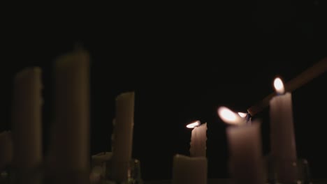 Eine-Extreme-Nahaufnahme-Von-Weißen-Kerzen-Mit-Schwarzem-Hintergrund