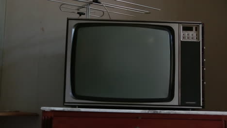 Viejo-Televisor-Retro-Con-Antena,-Inclinado-Hacia-Arriba