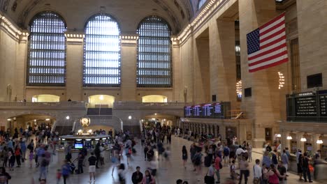 Time-lapse-of-a-sunday-morning-crowd-at-Grand-Central-Station---New-York-City