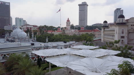 Die-Ansicht-Von-Masjid-Jamek-Mit-Dem-Sultan-Abdul-Samad-Gebäude-Im-Hintergrund,-Kuala-Lumpur,-Malaysia