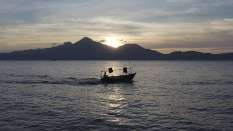Fischerbootmotoren-Fahren-Bei-Sonnenuntergang-Aufs-Meer-Hinaus-Vor-Einer-Wunderschönen-Landschaft-In-Asien