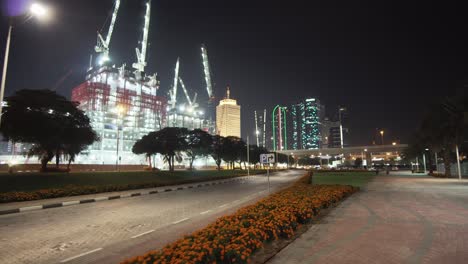 Vista-Nocturna-Del-Sitio-De-Construcción-Moderno-En-Dubai