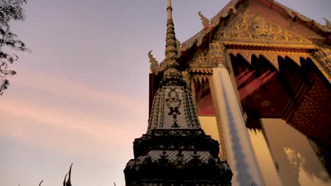 Puesta-De-Sol-Cerca-Del-Templo-En-Bangkok,-Tailandia