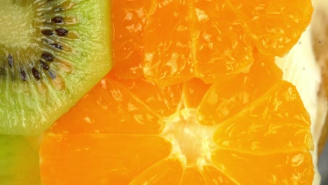 Nahaufnahme-Des-Randes-Eines-Hausgemachten-Obstkuchens-Mit-Vanillecreme-Mit-Orangen--Und-Kiwischeiben