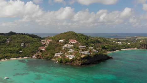 Epische-Luftaufnahme-Von-Häusern,-Die-Auf-Den-Klippen-Mit-Blick-Auf-Den-Atemberaubenden-Strand-Auf-Der-Gewürzinsel-Grenada-Gebaut-Wurden