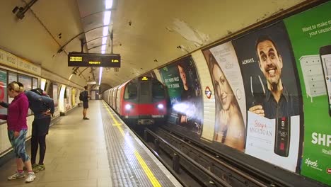 Train-arriving-at-platform-on-London-Underground-tube-station-of-St-Johns-Wood