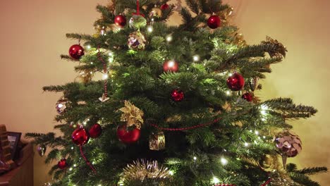 Bewegender-Blick-Auf-Einen-Wunderschönen-Und-Hohen-Weihnachtsbaum