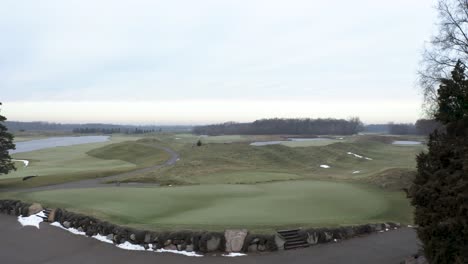 Luftaufnahmen-Eines-Wunderschönen-Golfplatzes-In-Michigan,-USA
