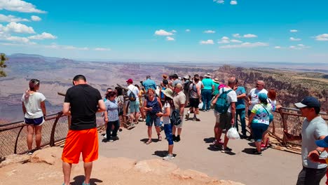 Tourists-at-Navajo-Point-lookout-in-Grand-Canyon-National-Park,-Arizona,-USA-wide-shot