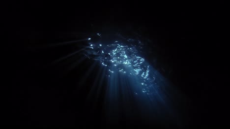 Lichtstrahlen,-Die-Nachts-Unter-Wasser-Eindringen