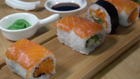 Sushi-Mit-Stäbchen-Aufheben-Und-In-Sojasauce-Dippen
