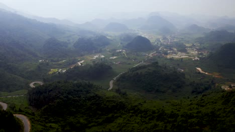 Aufsteigender-Schwenk-Aus-Der-Luft,-Rechte-Aufnahme-Der-Nebligen-Berge-Im-Norden-Vietnams