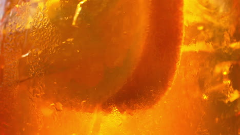 Erfrischendes-Orangengetränk-In-Der-Sonne---180-Fps