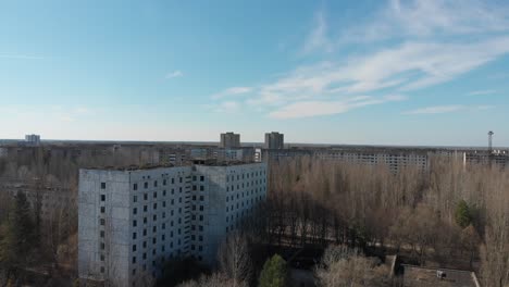 Chernobyl-Dispara-Desde-El-Suelo-Y-Desde-Arriba,-Ajenjo-Estrella,-Pueblo-De-Kopachi-Y-Comprueba-Su-Jardín-De-Infancia,-Nuevo-Sarcófago-Del-Reactor-N.º-4,-Bosque-Rojo-Y-Señal-De-Tráfico-De-Pripyat,-Piscina,-Duga-3