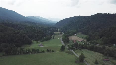 4K-Drohne,-Die-Aus-Einem-Wolkigen-Tal-Aufsteigt