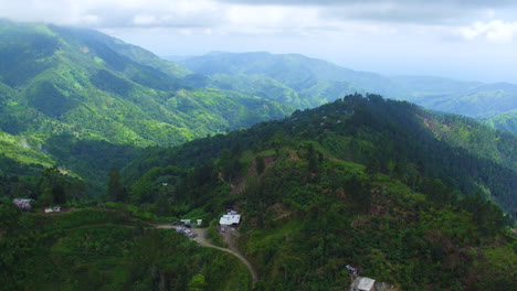 Eine-Luftaufnahme-Der-Blauen-Berge-In-Jamaika-Mit-Blick-Auf-Die-Gemeinde-Portland-Und-Die-Gemeinde-Saint-Thomas