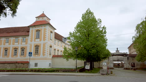 Renaissance-Barockpalast-In-Einer-Mittelalterlichen-Europäischen-Stadt,-Schloss-In-Slovenska-Bistrica,-Slowenien