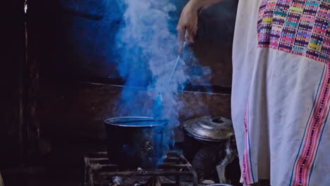 Mujer-Maya-Cocinando