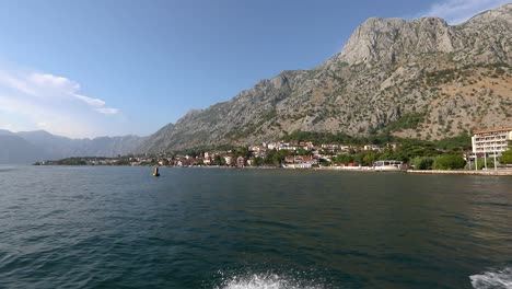 Paseo-En-Lancha-Rápida-Cerca-De-La-Bahía-De-Kotor-En-Montenegro