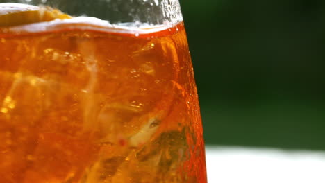 Refrescante-Bebida-De-Naranja-Al-Sol---180fps