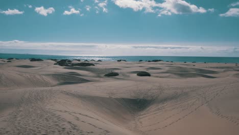 Sand-Wie-In-Der-Sahara-In-Einer-Riesigen-Ebene-Und-Meer-Im-Hintergrund