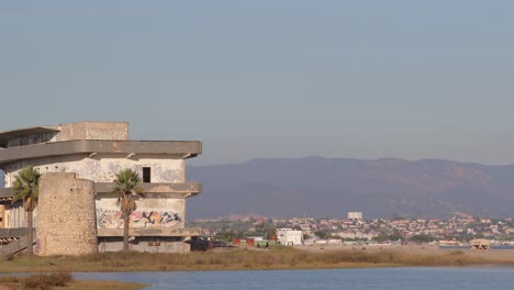 Sardinien-Gebäude-Mit-Graffiti-An-Der-Seitenwand