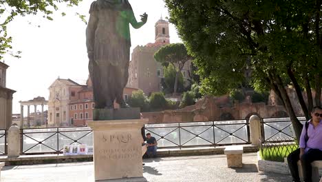 Schrägaufnahme-Einer-Julius-Caesar-Statue,-Des-Diktators-Des-Römischen-Reiches,-In-Einer-Wunderschönen-Kleinen-Gegend-In-Rom