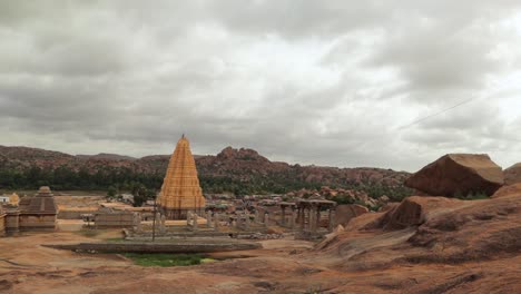 Schwenkansicht-Des-Virupaksha-Tempels-Gopuram-Von-Der-Spitze-Des-Hemakuta-Hügels-In-Hampi