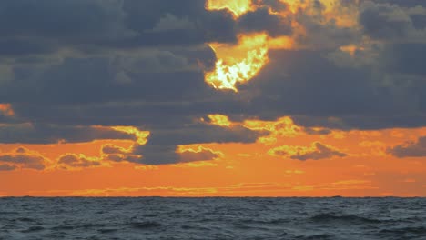 Romantischer,-Lebendiger,-Malerischer-Roter-Sonnenuntergang-über-Dem-Ostseestrand-Von-Liepaja-Mit-Leuchtend-Blauen-Wolken,-Weitwinkelaufnahme