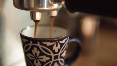 Hacer-Café-Fresco-Por-La-Mañana-En-Casa-Con-Una-Máquina-De-Espresso-Profesional