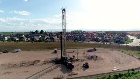 Perforación-De-Petróleo-Cerca-De-Una-Comunidad-Rica-En-El-Norte-De-Colorado