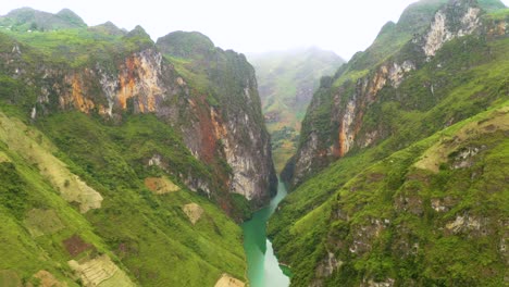 Luftaufnahme-Des-Herrlichen-Nho-Que-Flusses-Mit-Seinem-Türkisblau-grünen-Wasser,-Der-Durch-Den-Wunderschönen-Ma-Pi-Leng-Pass-Im-Norden-Vietnams-Fließt