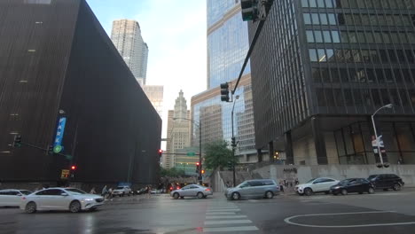 Chicago,-Blick-Auf-Die-Straßenecke,-Vereinigte-Staaten,-USA,-Stadtverkehr,-Vorbeifahrende-Autos-Und-Menschen,-Gebäude,-Wolkenkratzer,-Hancock-Tower