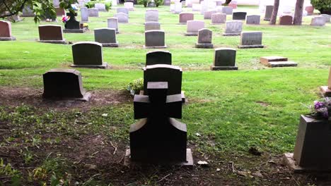 Lápidas-En-Blanco-En-Filas,-Estático,-Prospecto-Cementerio