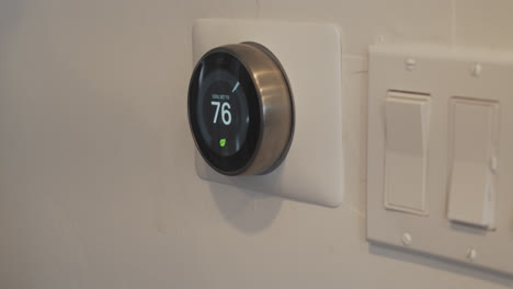 Anpassen-Der-Temperatur-An-Einem-Intelligenten-Thermostat