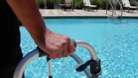 Behinderter-Mann-Mit-Seiner-Gehhilfe-Am-Pool