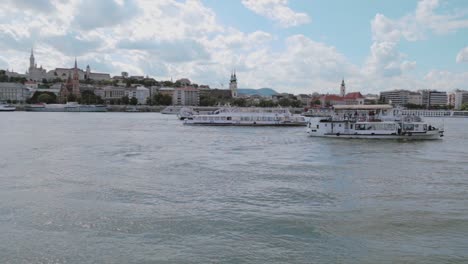 Schwenkaufnahmen-Von-Fahrenden-Schiffen-Auf-Der-Donau-In-Budapest