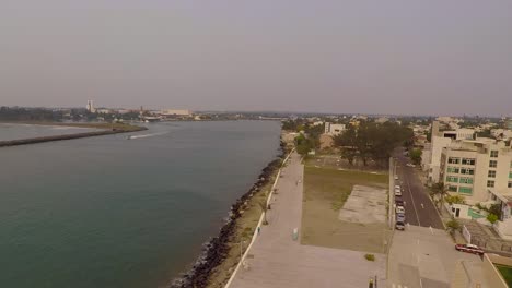 Flug-Einer-Drohne-über-Den-Jamapa-Fluss,-Der-Beobachtet,-Wie-Ein-Boot-Zum-Meer-Fährt