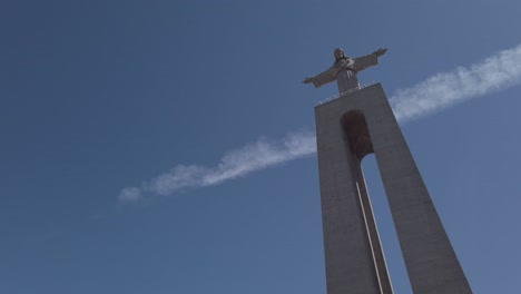 Staring-up-at-famous-Christ-the-King-statue-in-Almada,-Portugal