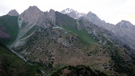 Cordillera-De-Alay-En-La-Región-De-Osh-De-Kirguistán