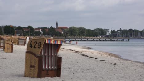 Leerer-Strandkorb-Am-Strand-Der-Ostsee-In-Eckernförde,-Deutschland
