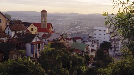 Vistas-A-La-Hermosa-Ciudad-De-Antananarivo-O-Tana,-Capital-De-Madagascar
