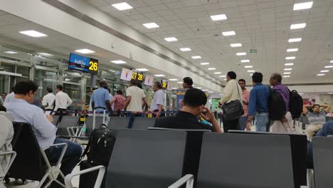 Pasajeros-En-El-Aeropuerto-De-Delhi-Moviéndose-En-La-Terminal-Esperando-El-Embarque