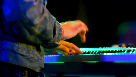 Musiker-Spielt-Keyboard-Auf-Der-Bühne