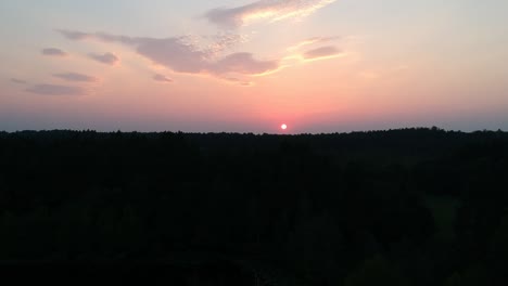 Sonnenuntergang-Im-Wald,-Gefilmt-Von-Drohne