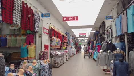 Im-China-Center-In-Warschau,-Reihen-Von-Kleidungsstücken-Zum-Verkauf,-Schwenken-In-Zeitlupe